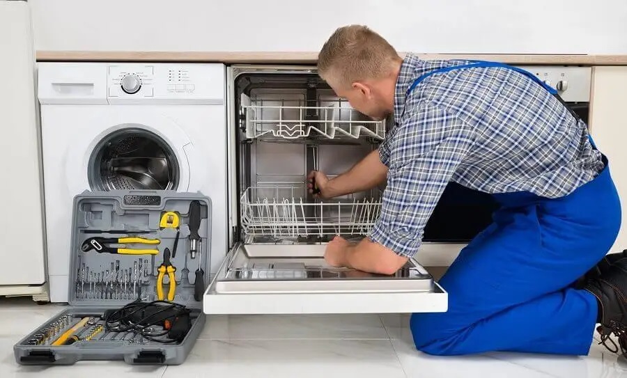 Karapürçek Dominox servisi teknisyen ekibi beyaz eşya tamiri yaparken